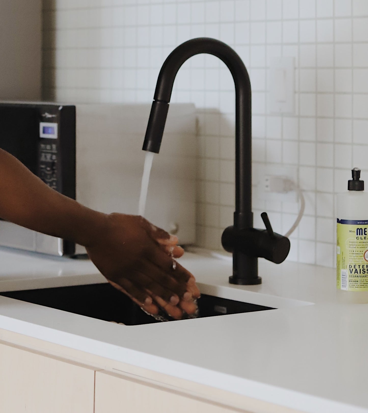 Robinet de cuisine à poignée unique et tirette noir mat vue proche