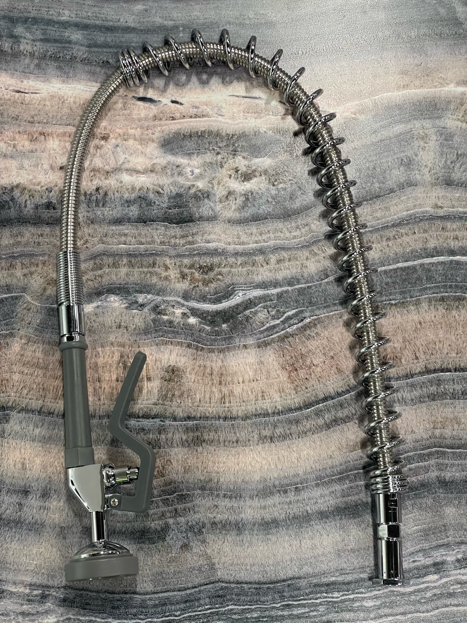 Robinet de cuisine with Pull Down Sprayer close view.